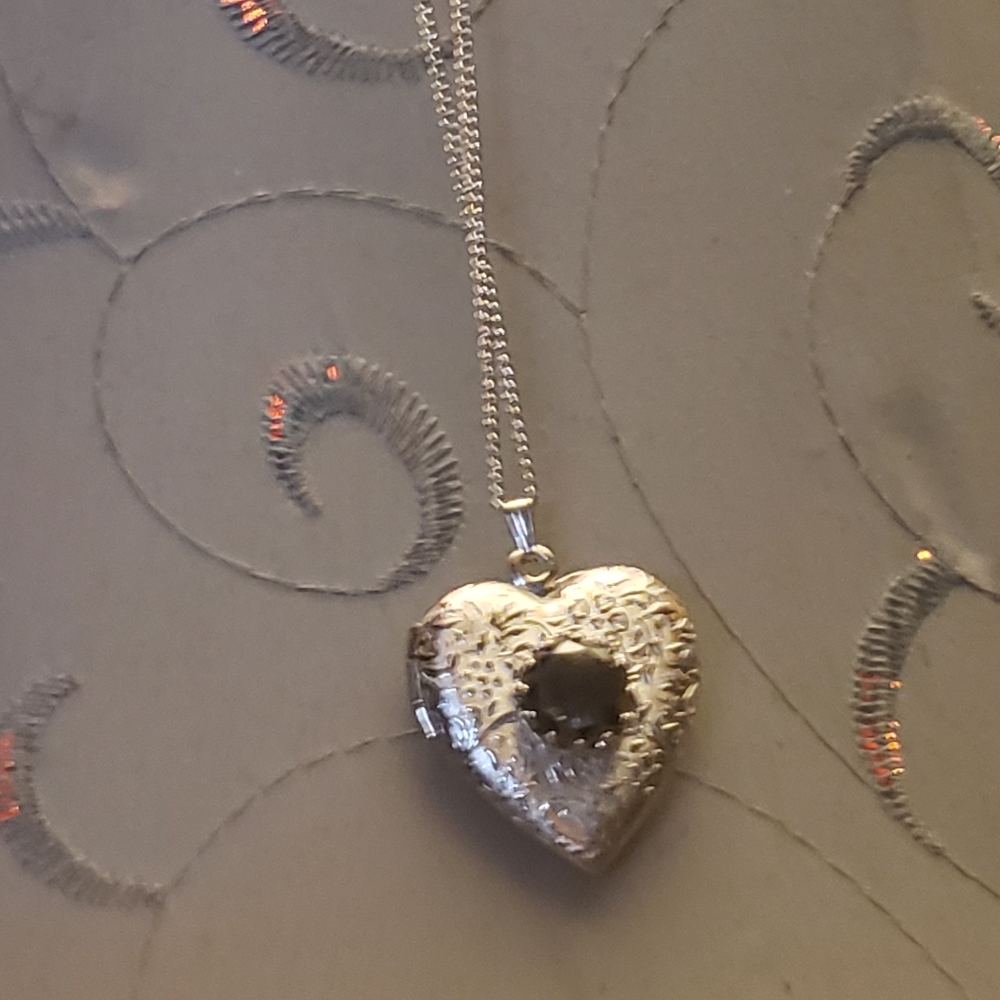 Heart Locket 🌹 Silver Valentine's Day ❤️🎀❤️ FREE 🌈 Heart Special ❤️ - Picture 3 of 13